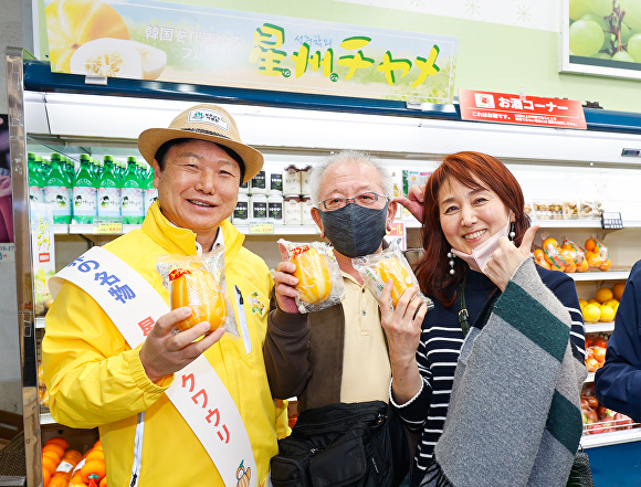 이병환 성주군수(왼쪽)가 일본 도쿄에서 참외홍보를 펼치고 있다. [사진=성주군]