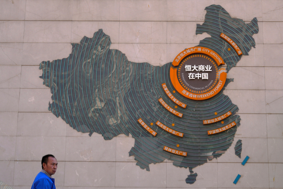 지난 21일 중국 베이징에 있는 에버그란데 시티 플라자의 벽에 부동산 개발업체 헝다(恒大·에버그란데)의 개발 프로젝트 지도가 보인다. 2021.09.22. 뉴시스 [사진=뉴시스]