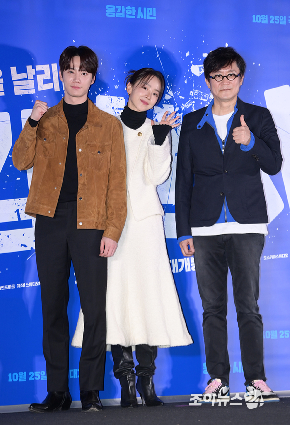 배우 이준영-신혜선-박진표 감독이 18일 오후 서울 용산구 한강로동 CGV 용산아이파크몰에서 열린 영화 '용감한 시민'(감독 박진표) 언론시사회에 참석하고 있다. [사진=정소희 기자]