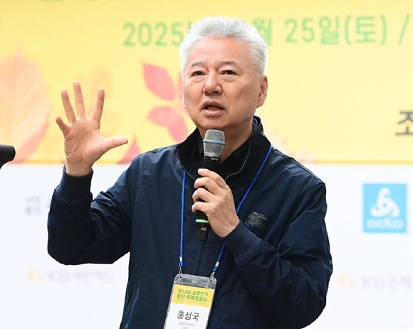 25일 서울 강북구 우이동 북한산국립공원 우이분소(백운천 휴게공간)에서 열린 '브브걸 민영과 함께 하는 팬트레킹-제12회 희망찾기 등산&middot;트레킹 교실'에서 참가자들이 기념사진을 촬영하고 있다. [사진=곽영래 기자]