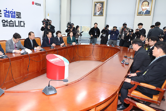권영세 국민의힘 비상대책위원장 등 당 지도부가 6일 오전 국회에서 제주항공 참사 유가족들과 면담하고 있다. [사진=연합뉴스]