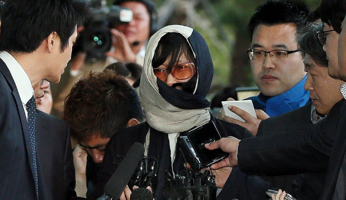 숨진 유병언 전 세모그룹 회장의 측근이자 '금고지기'로 알려진 김혜경 씨가 7일 오후 인천시 남구 인천지방검찰청으로 들어서기 전 취재진의 질문을 받고 있다. 2014.10.7 [사진=연합뉴스]