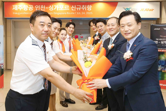 7월 24일 오후 인천국제공항에서 진행된 제주항공 인천~싱가포르 노선 신규 취항식에 참석한 김이배 대표이사(사진 오른쪽 맨 앞)와 임직원들이 신규 취항편 승무원들에게 꽃다발을 전달하고 있다. [사진=제주항공]