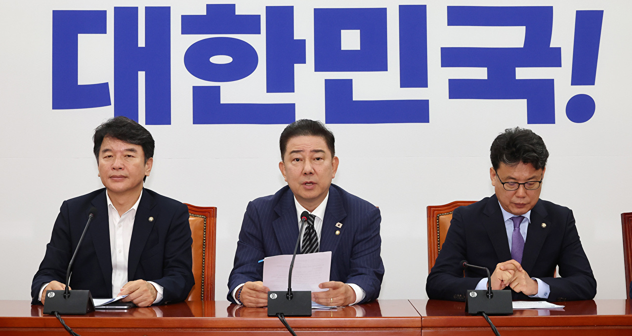 더불어민주당 김병기 당 대표 직무대행 겸 원내대표(가운데)가 24일 국회에서 열린 원내대책회의에서 발언하고 있다. 2025.6.24 [사진=연합뉴스]