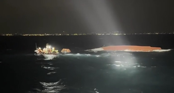 12일 오후 서귀포시 표선면 남서쪽 해상에서 발생한 어선 전복 사고 현장 [사진=제주지방해양경찰청]