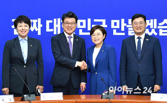 더불어민주당 진성준 정책위의장, 이정문 수석부의장, 국민의힘 김정재 정책위의장, 김은혜 원내정책수석부대표가 7일 오전 서울 여의도 국회에서 열린 여야 정책위의장 상견례에서 기념촬영을 하고 있다.왼쪽부터 국민의힘 김은혜 원내정책수석부대표 겸 정책위 수석부의장, 더불어민주당 진성준 정책위의장, 국민의힘 김정재 정책위의장, 더불어민주당 이정문 정책위 수석부의장 [사진=곽영래 기자]