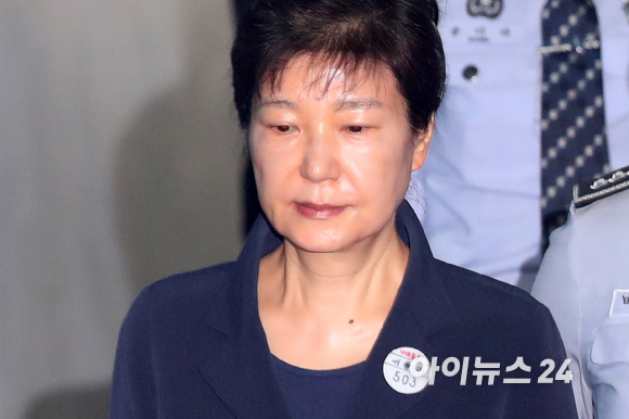다스 자금 횡령과 거액의 뇌물을 받은 혐의로 기소된 이명박 전 대통령이 19일 오후 서울 서초구 서울고등법원에서 열린 2심 선고 공판에 출석하고 있다.이 전 대통령은 1심에서 특정범죄가중처벌 등에 관한 법률위반(뇌물) 등의 혐의로 징역 15년을 선고 받았다. 검찰은 지난달 열린 결심 공판에서 1심 구형량보다 높은 징역 23년과 벌금 320억 원을 구형했다. [사진=아이뉴스24 포토DB]