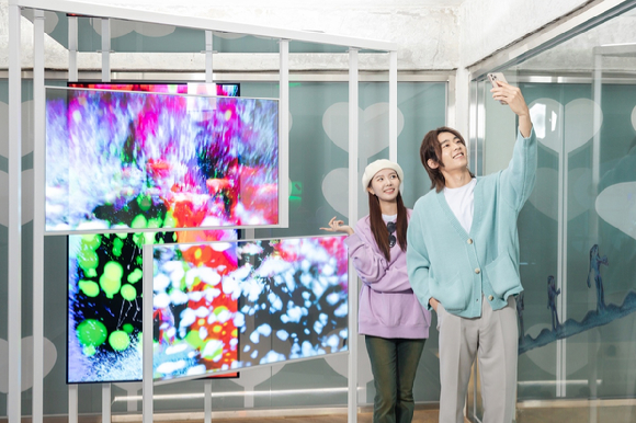서울 성수동 복합문화공간 '쎈느'에서 열린 LG디스플레이 OLED 디지털아트전 '네버 얼론'을 찾은 관람객들이 작품을 감상하고 있다. [사진=LG디스플레이]