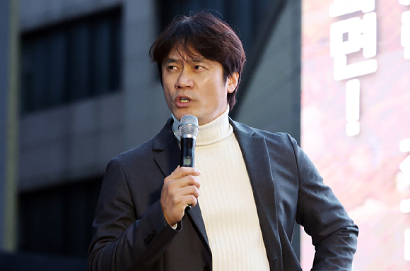 지난 15일 오후 광주 동구 금남로에서 열린 윤석열 대통령 탄핵을 촉구하는 '광주시민총궐기대회'에서 유명 한국사 강사 황현필 역사바로잡기연구소장이 발언하고 있는 모습. [사진=연합뉴스]