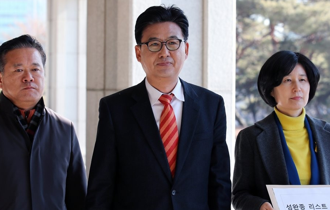 2016년 2월 2일 당시 더불어민주당 박성수(가운데) 법률위원장과 백혜련(오른쪽) 변호사 등이 '성완종 리스트' 사건에서 무혐의 내지 '공소권 없음' 처분을 받은 여권 정치인 6명을 고발하기위해 서울중앙지검 민원실로 향하고 있다. 2016.2.2 [사진=연합뉴스]