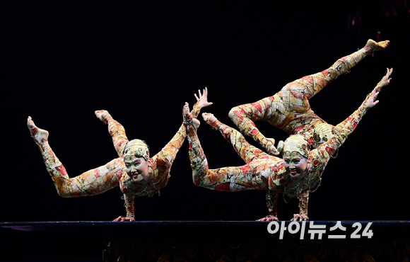 15일 오후 서울 잠실종합운동장 내 빅탑에서 열린 태양의서커스 '쿠자(KOOZA)' 프레스 컨퍼런스에서 배우들이 환상적인 무대를 선보이고 있다. [사진=정소희 기자]