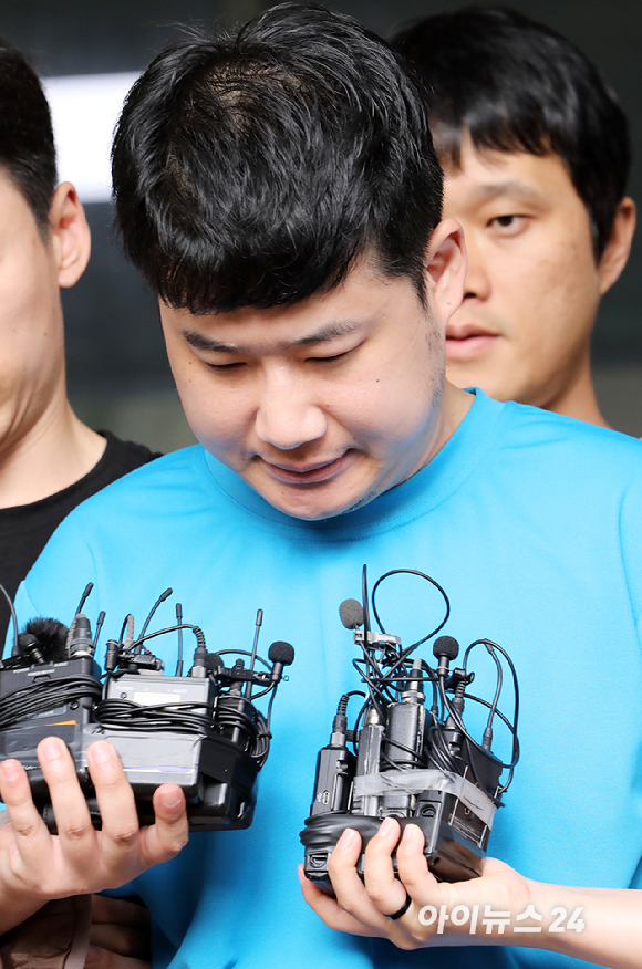 대낮 서울 도심에서 흉기 난동을 벌여 4명의 사상자를 낸 조선이 1심 재판에서 무기징역을 선고받았다. 위 사진은 조선이 2023년 7월 28일 오전 서울시 관악경찰서에서 검찰로 송치되고 있는 모습. [사진=아이뉴스24 포토DB]