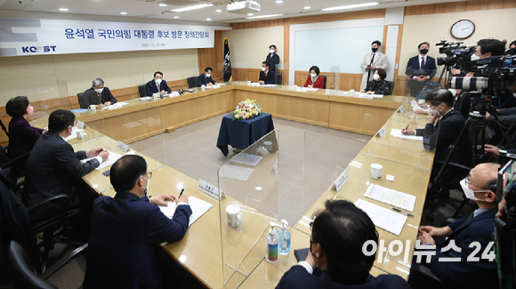 윤석열 국민의힘 대선 후보가 21일 오후 서울 강남구 한국과학기술회관에서 열린 한국과학기술단체총연합회 간담회에서 발언하고 있다. [사진=국회사진취재단]