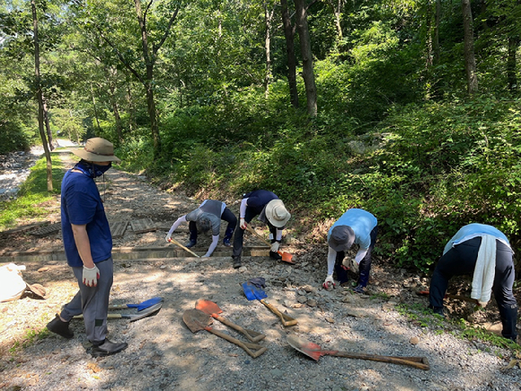 포이 가디언스가 집중호우 피해 복구를 돕고 있다. [사진=한국산림복지진흥원]