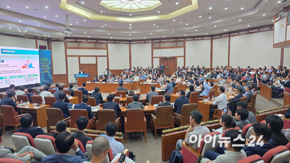 25일 경기 성남시 한국토지주택공사(LH) 오리사옥에서 열린 LH 민간협력 거버넌스 포럼. [사진=이수현 기자]