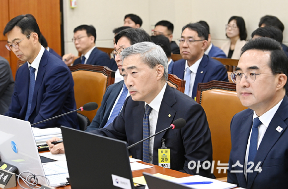 신현송 한국은행 총재가 9일 서울 여의도 국회에서 열린 재정경제기획위원회 전체회의에서 질의에 답변하고 있다. [사진=곽영래 기자]