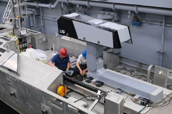 미국 RIMPAC에서 LIG D&A 관계자들이 무인수상정에 탑재된 비궁 발사대를 점검하고 있다. [사진=LIG D&A]