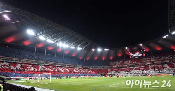 2일 오후 서울월드컵경기장에서 열린 2002 한일월드컵 20주년 기념 대한민국과 브라질의 친선경기가 열렸다. 붉은악마들이 카드섹션을 하고 있다. [사진=김성진 기자]