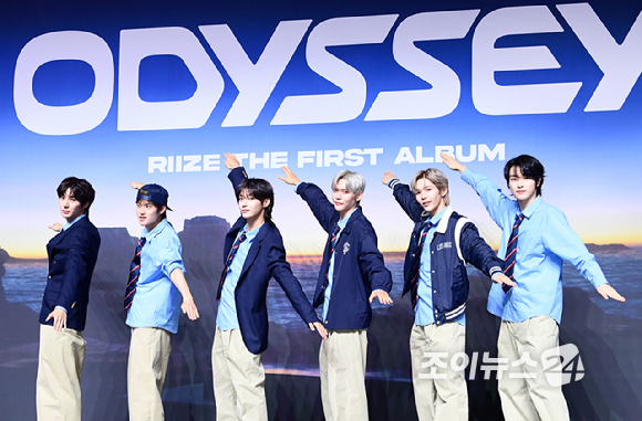 그룹 라이즈가 19일 오전 서울 용산구 블루스퀘어에서 열린 라이즈(RIIZE) 첫 정규 'ODYSSEY(오디세이)' 쇼케이스에 참석하고 있다. [사진=정소희 기자]