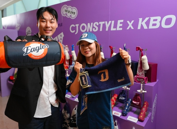 지난 26일 서울 잠실 롯데호텔 월드에서 열린 KBO 리그 미디어데이에 마련된 CJ온스타일 굿즈 부스에서 모델들이 굿즈를 소개하고 있다. [사진=CJ온스타일]