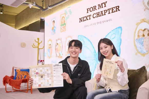 SK텔레콤 모델들이 T 팩토리 성수에서 신규 전시 '포 마이 넥스트 챕터'를 소개하고 있다. [사진=SKT]