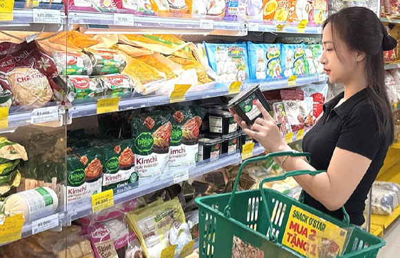 지난 23일 베트남 하노이에서 열린 &lsquo;K-푸드 확산 및 가공식품 시장 선도를 위한 업무협약&rsquo; 체결식에 참석한 관계자들이 기념 촬영을 하고 있다. 왼쪽부터 조재범 CJ제일제당 식품아태본부장, 김정관 산업통상자원부 장관, 응오 반 뚜언 베트남 재무부 장관, 응우옌 득 따이 MWG 회장. [사진=CJ제일제당]