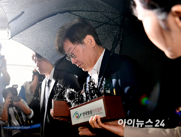 이재명 더불어민주당 대표가 26일 오전 서울 서초구 중앙지방법원에서 백현동 개발 특혜 및 쌍방울 대북송금 의혹과 관련 영장실질심사에 출석하고 있다. [사진=곽영래 기자]