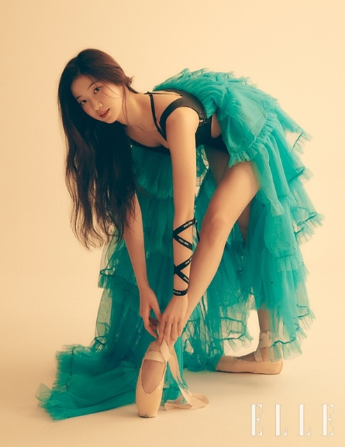 르세라핌 카즈하가 단독 화보를 촬영했다. [사진=엘르 ]