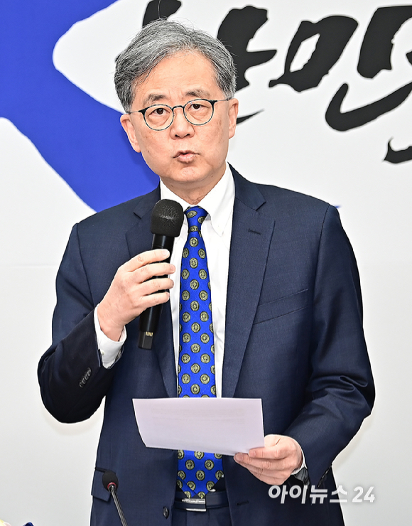 김현종 외교안보 보좌관이 7일 오전 서울 여의도 국회에서 열린 최고위원회의에 앞서 열린 임명식에서 소감을 밝히고 있다. [사진=곽영래 기자]