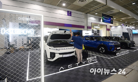 'EV 트렌드 코리아 2026'이 25일 서울 강남구 코엑스에서 열렸다. KG모빌리티(KGM) 부스에 무쏘 EV, 토레스 EVX, 액티언 하이브리드 등 친환경 전동화 모델 3종이 전시되고 있다. [사진=정소희 기자]