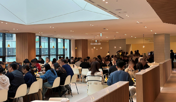 풀무원푸드앤컬처가 신규 수주한 대형 급식 사업장에서 고객사 임직원들이 식사를 하고 있다. [사진=풀무원푸드앤컬처]