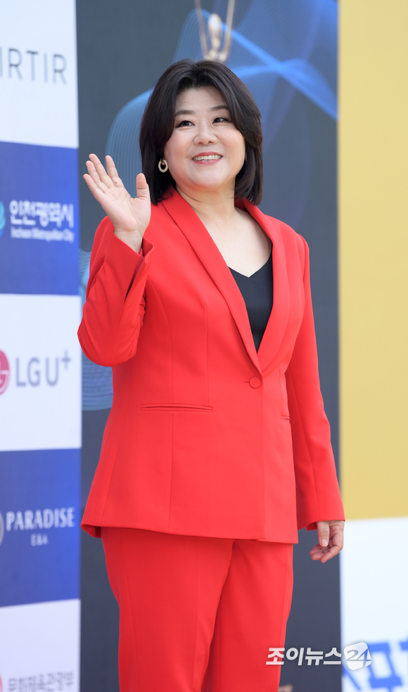 배우 이정은이 19일 인천광역시 중구 파라다이스시티에서 열린 '제1회 청룡시리즈어워즈' 시상식에 참석해 레드카펫을 밟고 있다. [사진=정소희 기자]