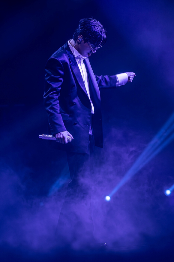 씨엔블루 정용화가 2025 JUNG YONG HWA LIVE 'Director's Cut: Our Fine Days'(2025 정용화 라이브 '디렉터스 컷 : 아워 파인 데이즈')에서 팬들을 만나고 있다. [사진=FNC엔터테인먼트]