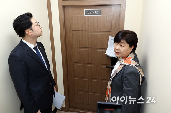 국회 윤석열 정권 정치검찰 조작기소 의혹 진상규명을 위한 국정조사 특별위원회가 9일 서울중앙지검에 대한 현장조사에 나섰다. 서영교 국조특위 위원장과 의원들이 영상녹화 조사실을 살펴보고 있다. [사진=국회사진기자단]