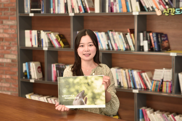 코오롱인더스트리 관계자가 최근 발간된 '2021 지속가능경영보고서'를 선보이고 있다 [사진=코오롱인더스트리]