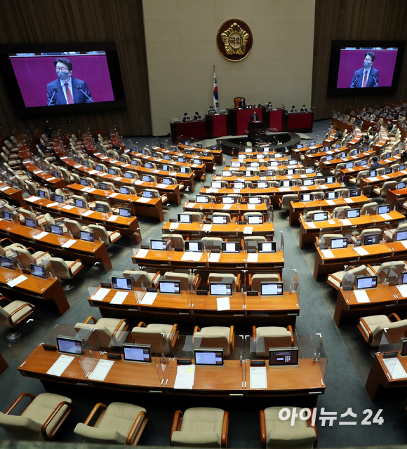 권성동 국민의힘 원내대표가 27일 서울 여의도 국회에서 '검수완박'(검찰 수사·기소권 분리) 처리를 위해 열린 본회의에서 필리버스터(무제한 토론)를 하고 있는 가운데 더불어민주당 의원들의 자리가 비어있다. [사진=김성진 기자]