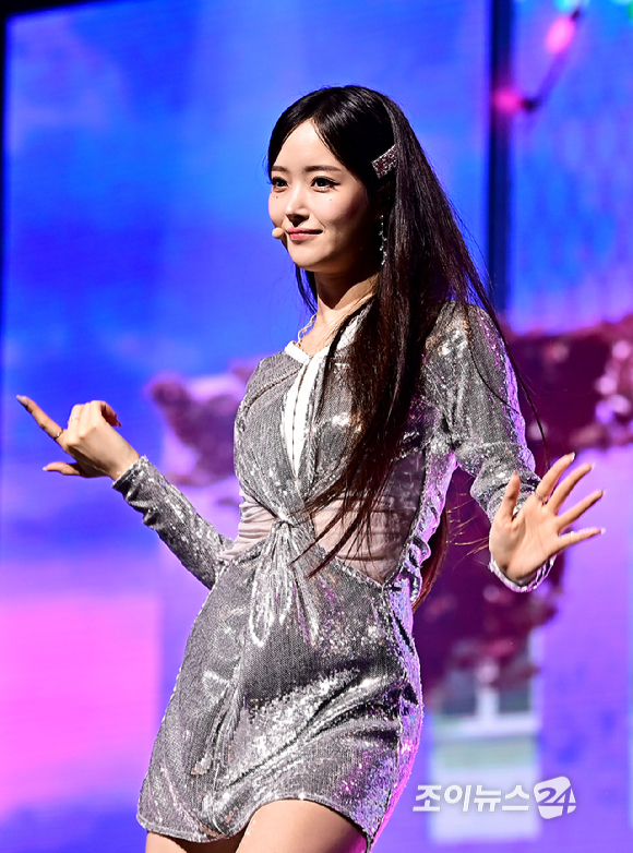 걸그룹 '하이키(H1-KEY)' 서이가 30일 오후 서울 용산구 블루스퀘어에서 진행된 두 번째 미니앨범 '서울 드리밍(Seoul Dreaming)' 발매 기념 쇼케이스에서 무대를 선보이고 있다. [사진=곽영래 기자]