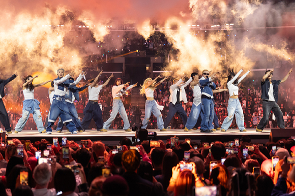 그룹 세븐틴 유닛 호시X우지가 지난 1일(현지시간)부터 3일까지 미국 로스앤젤레스 크립토닷컴 아레나에서 열린 K-팝 팬&아티스트 페스티벌 '케이콘 엘에이 2025(KCON LA 2025)' 무대에서 열띤 공연을 펼치고 있다. [사진=CJ ENM]