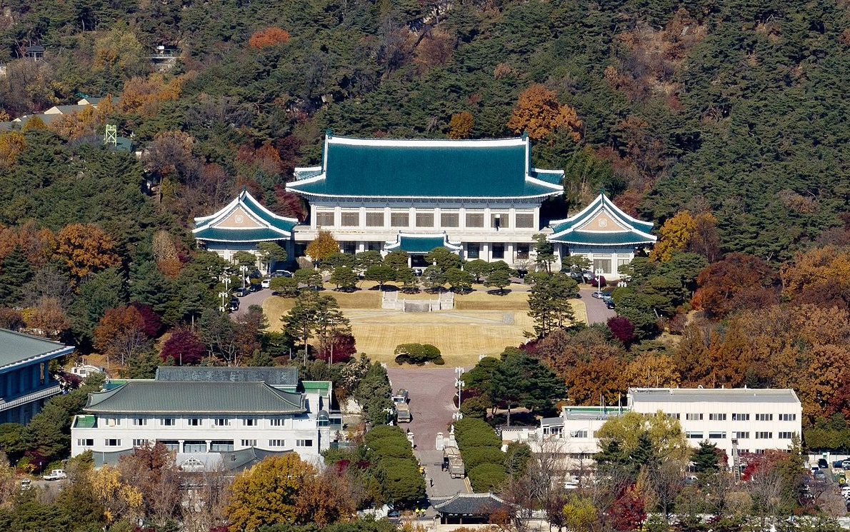 이재명 대통령이 12·3 비상계엄 사태 1주년인 3일 서울 용산 대통령실에서 '빛의 혁명 1주년 대국민 특별성명'을 발표한 뒤 취재진 질문에 답하고 있다. 2025.12.3 [사진=연합뉴스]