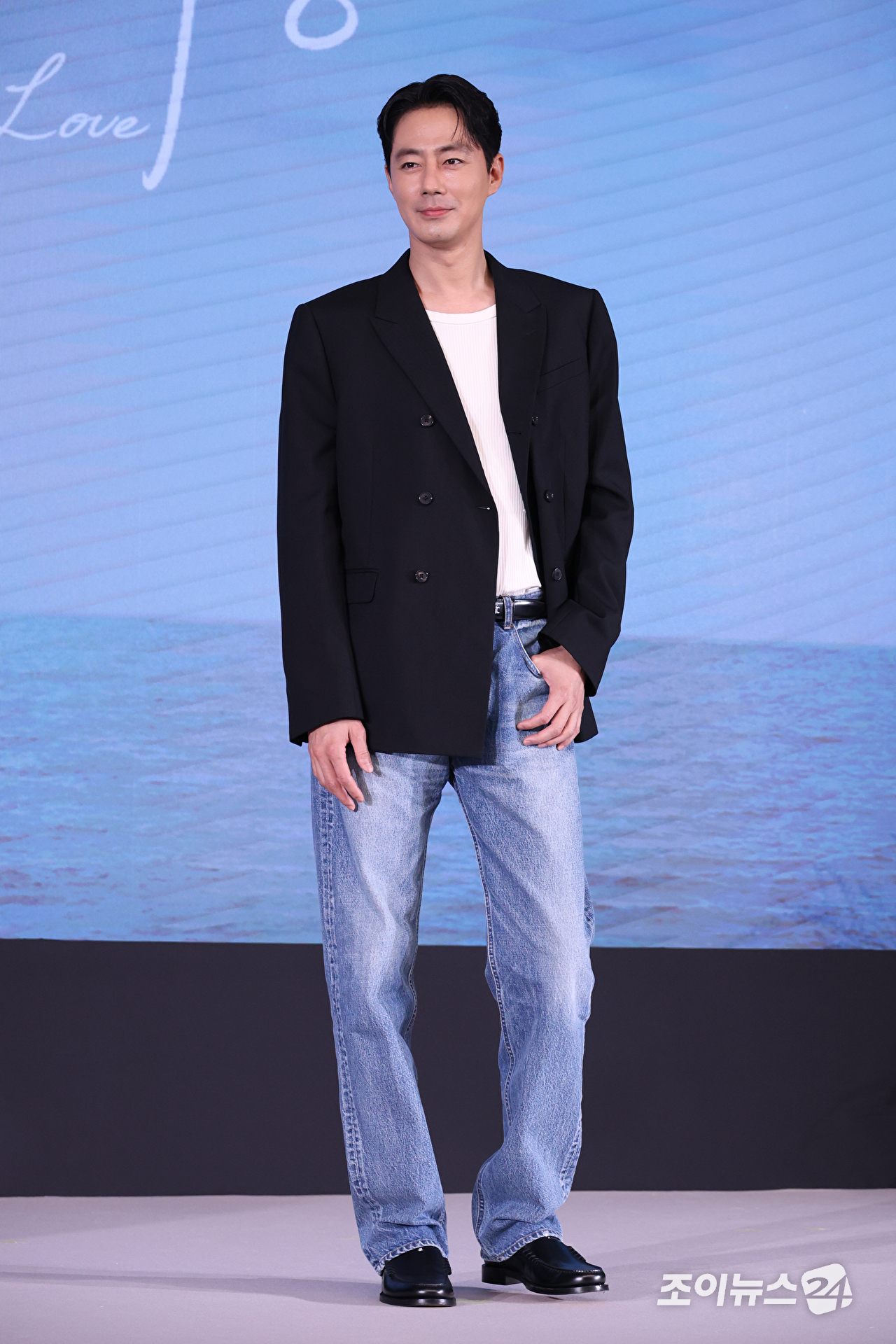 배우 조인성이 25일 오전 서울 마포구 호텔 나루 서울 엠갤러리에서 진행된 넷플릭스 영화 '가능한 사랑'(감독 이창동) 제작보고회에 참석해 포즈를 취하고 있다. [사진=문수지 기자]