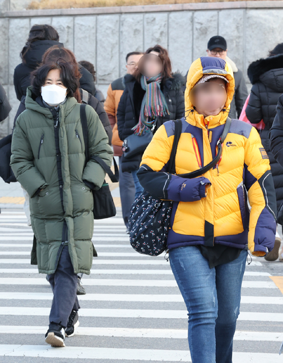 인천 남동구 터미널사거리에서 시민들이 두터운 옷을 입고 횡단보도를 건너고 있다. [사진=뉴시스]