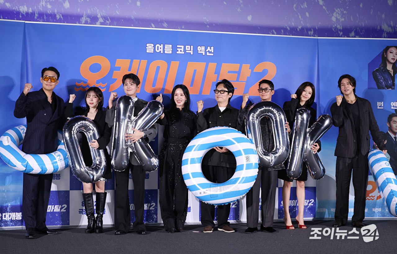 배우 박성웅, 박진주, 려운, 엄정화, 배정남, 최수영, 이상윤, 이철하 감독이 13일 오전 서울 용산구 CGV 용산아이파크몰점에서 진행된 영화 '오케이 마담2'(감독 이철하) 제작보고회에 참석해 포즈를 취하고 있다. [사진=문수지 기자]