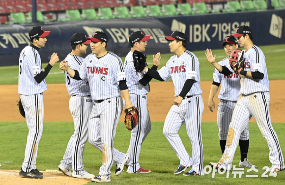 LG 트윈스는 오는 4일부터 시작되는 2021 KBO리그 준PO에서 두산 베어스를 만난다. LG와 두산은 지난해까지 열린 가을야구에서 5차례 만났다. [사진=정소희 기자]