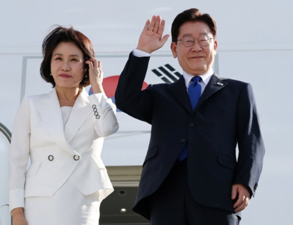 토 정상회의 일정을 마친 이재명 대통령과 김혜경 여사가 지난 8일(현지시간) 튀르키예 앙카라 에센보아 국제공항 공군 1호기에서 환송객을 향해 인사하고 있다. [사진=연합뉴스]