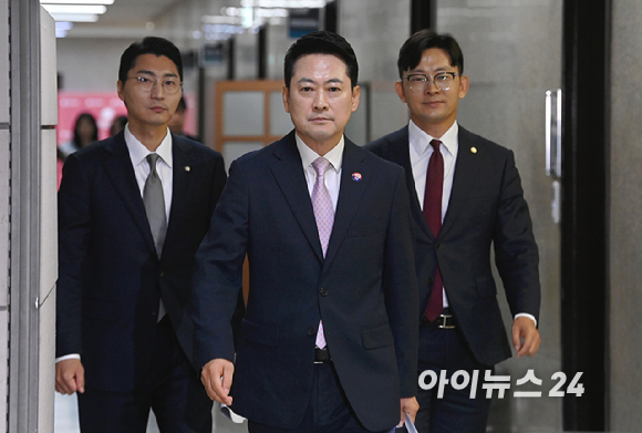 장동혁 국민의힘 당대표가 29일 서울 여의도 국회에서 현안 관련 기자회견을 위해 당대표실로 이동하고 있다. [사진=곽영래 기자]