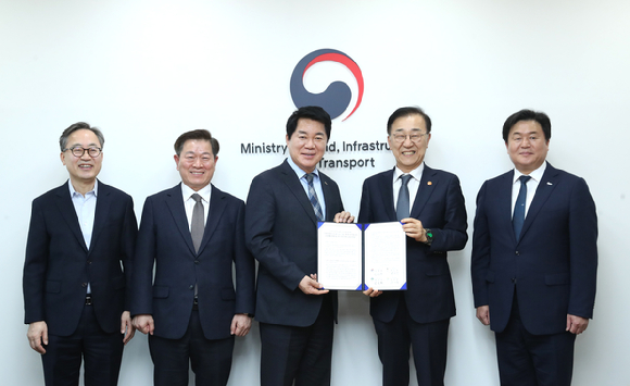 관악구 등 4개 지자체장이 국토부를 방문해 신천신림선 국가철도망 구축계획 반영을 위한 공동건의문을 전달했다. [사진=관악구]