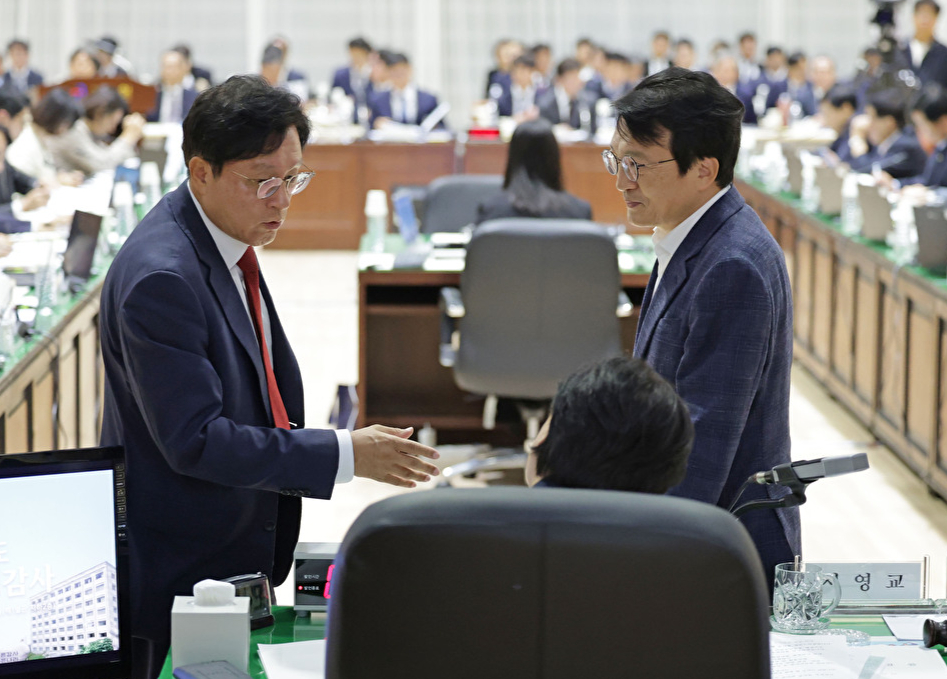 12일 서울 종로구 감사원에서 열린 국회 법제사법위원회 국정감사에서 서영교 위원장, 박형수 야당 간사, 김의겸 여당 간사가 대화를 나누고 있다. 2026.10.12 [사진=연합뉴스]