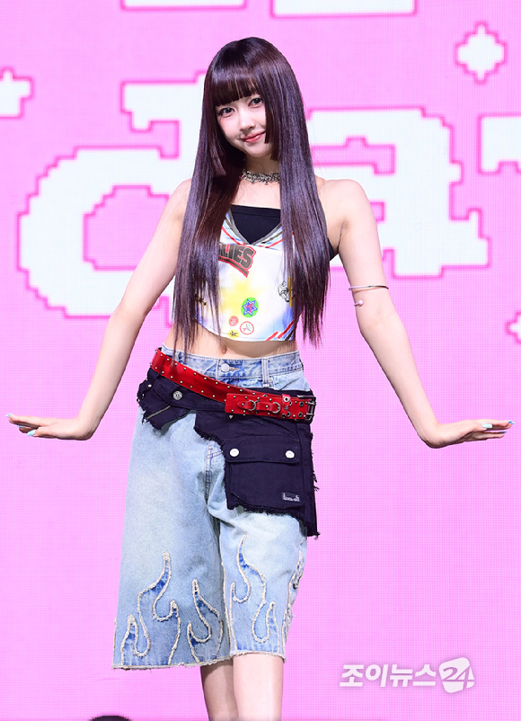 그룹 아워벌스데이(OURBIRTHDAY) 아치라야가 19일 오후 서울 용산구 블루스퀘어에서 열린 데뷔 쇼케이스에 참석해 포토타임을 갖고 있다. [사진=정소희 기자]