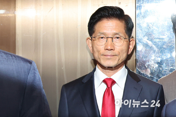 김문수 국민의힘 대선 후보가 4일 서울 여의도 당사에서 대선 결과에 승복하는 기자회견을 한 뒤 승강기에 탑승해 굳은 표정을 하고 있다. [사진=정소희 기자]