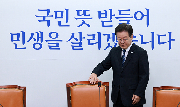 이재명 더불어민주당 대표가 지난 15일 오전 서울 여의도 국회에서 열린 최고위원회의에 참석하고 있다. [사진=뉴시스]
